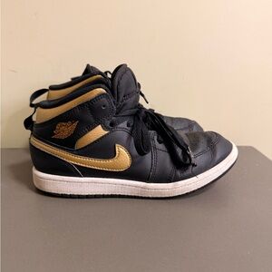 Big Kid's Jordan 1 Mid Black/Metallic Gold-White (DQ8423 071) - 2Y
